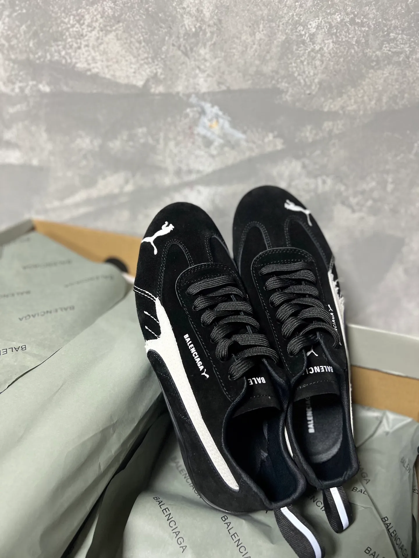 👟👟Ex-factory price 480👟👟 PUMA co-branded Balenciaga: Who knows! This pair of distressed and war-damaged Speedcats are so good-looking. The thin-soled sneakers have been upgraded to 2.0, which destroys the aesthetics of the street. More than half of the classic PUMA stripes on the side of the shoes have been "violently torn". The distressed treatment has a sense of ruined art, and it becomes the focus of the street in seconds! Hot stamping double logo + gold foil size mark on the heel, the details give a high-end feel Code number: 35-44 (45 customized)
